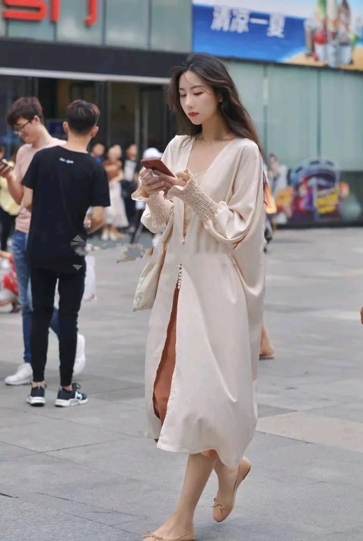 美女|看手机的小姐姐,白色的连衣清爽又舒适,秀出青春活力的气息