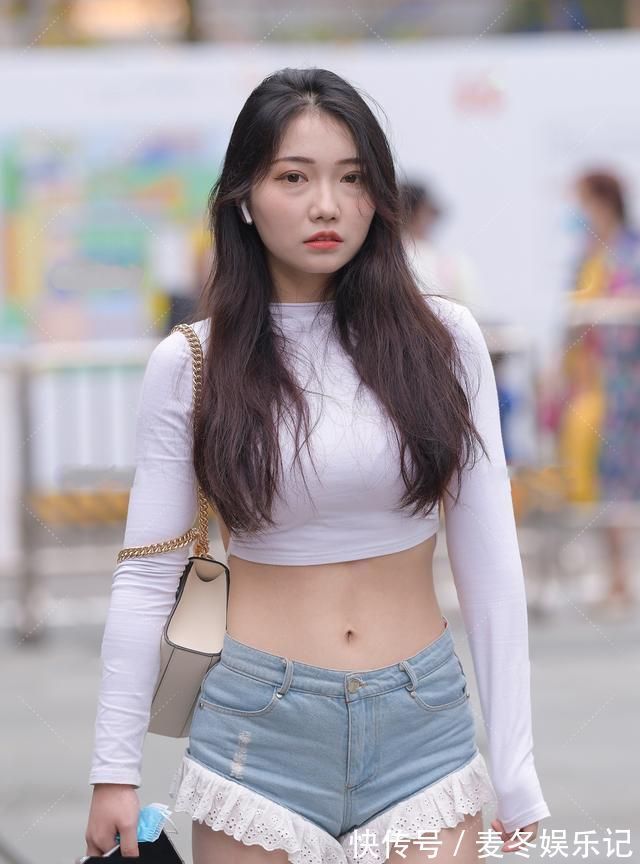 妹妹|妹妹真有能力!一件普通的白色t恤,却穿出时尚个性