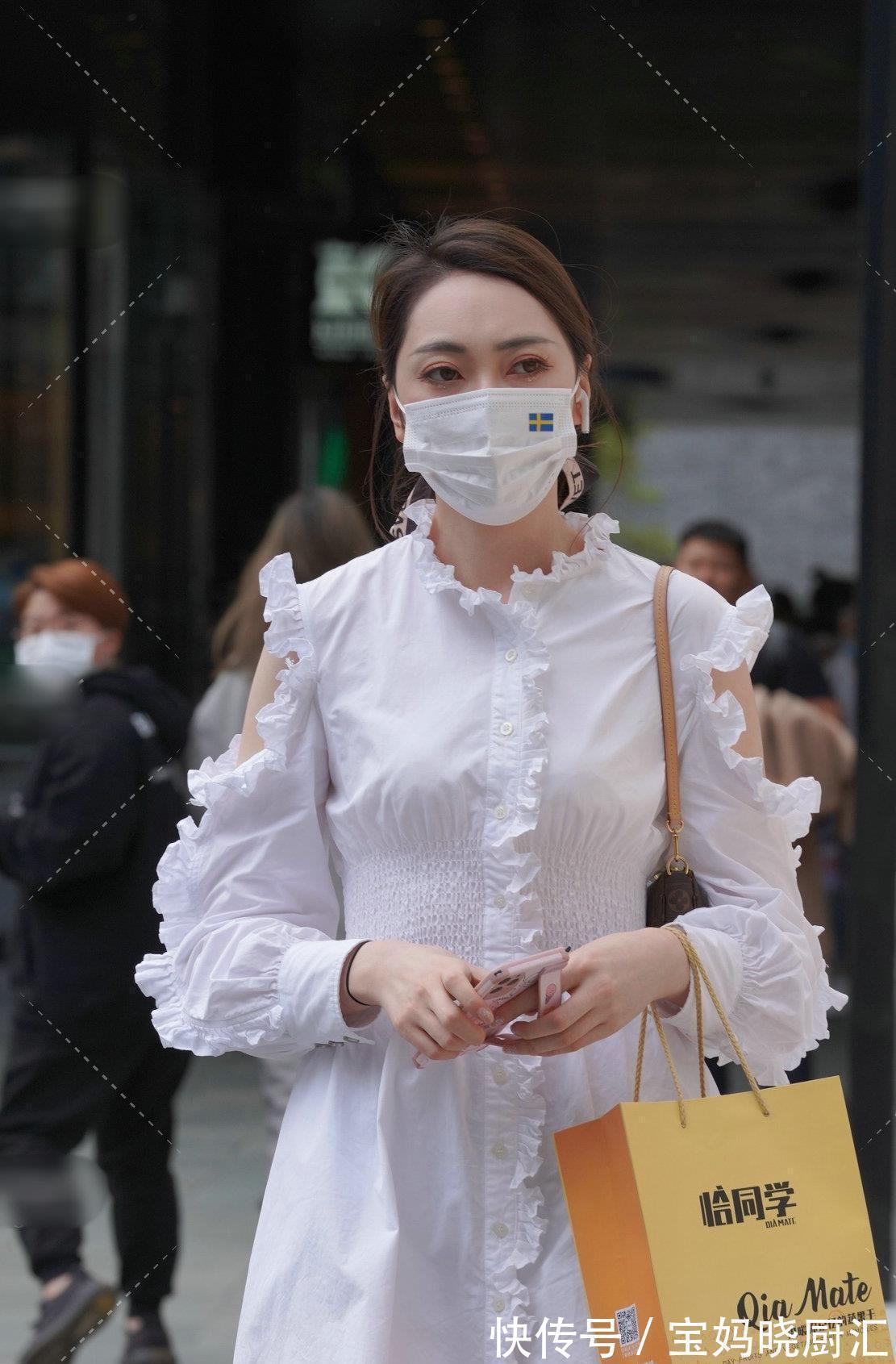 高跟鞋 清凉的蓝色吊带裙，款式简约，穿着简单又大方显气质