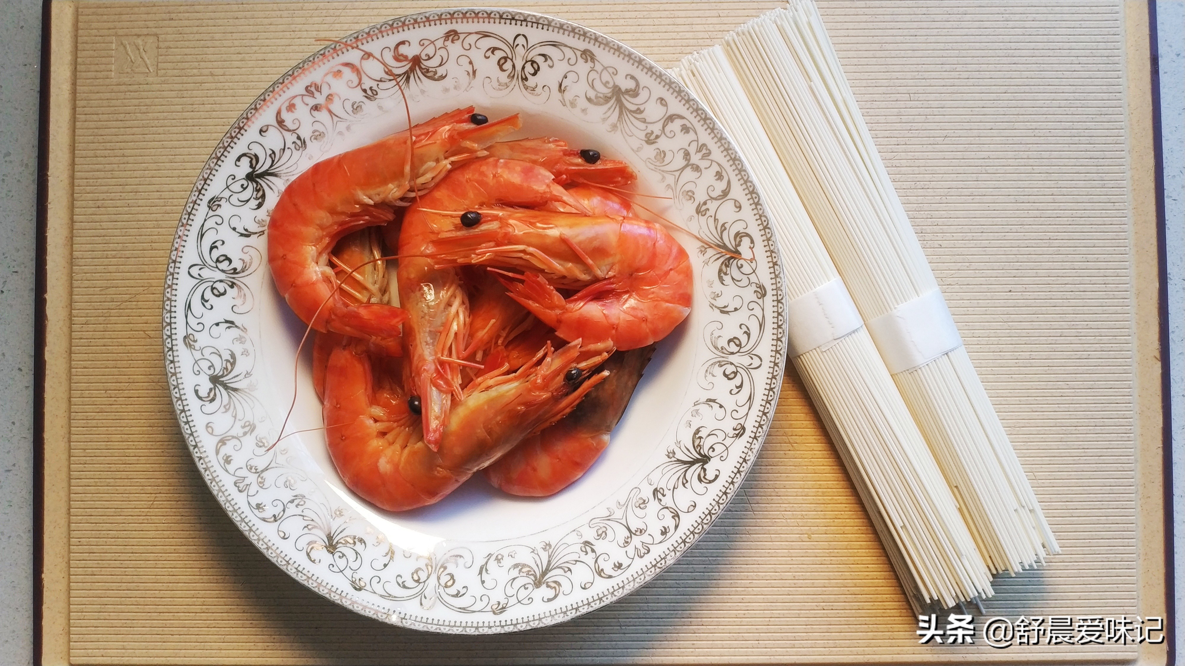 一把面条,一盘大虾,做家常海鲜面,简单好吃