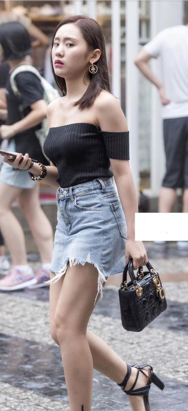 彰显|一字肩雅黑竖纹针织衫,搭配不规则牛仔裙,彰显优雅和时尚活力