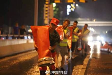 群众|暖心！郑州群众为救援人员送爱心晚餐