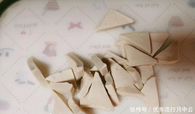 不吃肉也能上瘾!双色椒千叶豆腐简单易学,营养鲜美