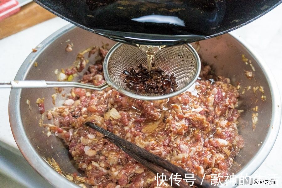 小技巧|白菜猪肉馅饺子，10人9错，3个小技巧，饺子鲜嫩多汁孩子特爱吃