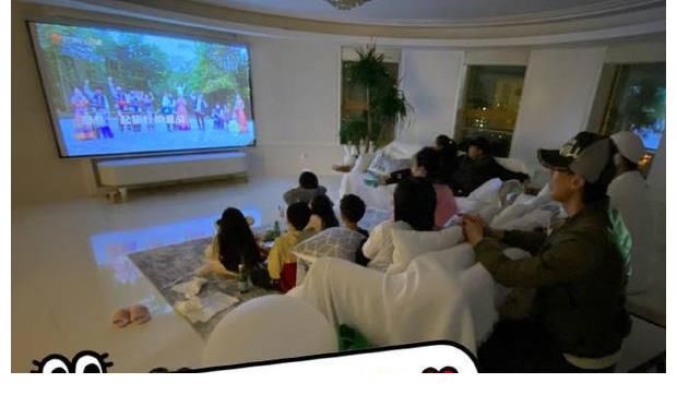 《爸爸5》萌娃重聚 Jasper与小泡芙玩游戏气氛欢乐