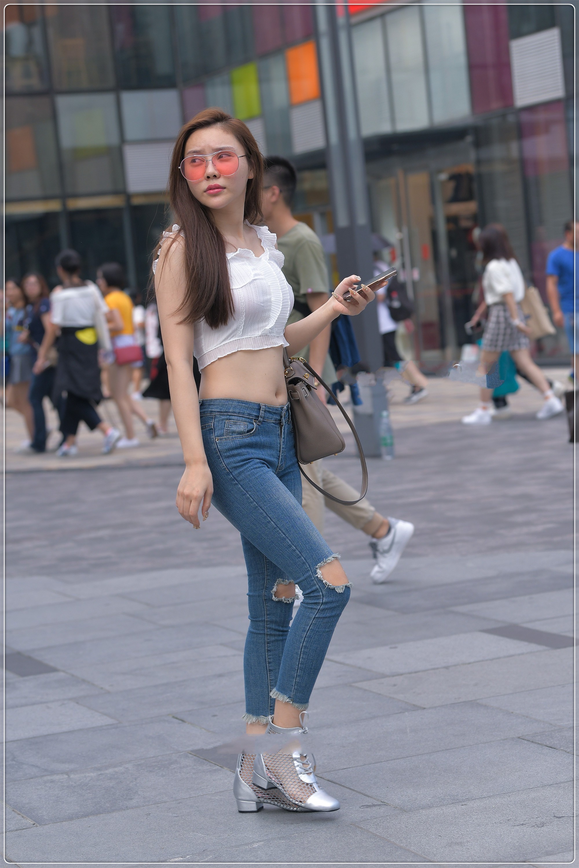 蕾丝花边吊带搭配破洞牛仔裤,精致时尚,公主范十足