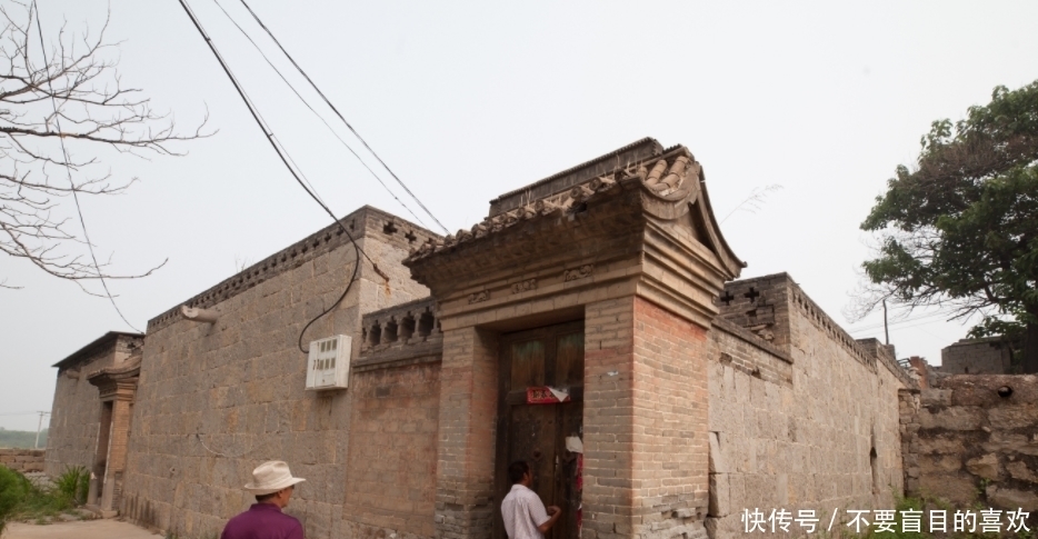 大爷|7旬老人给自己做拐杖,用的木料很稀奇,木头上竟然有“龙鳞”