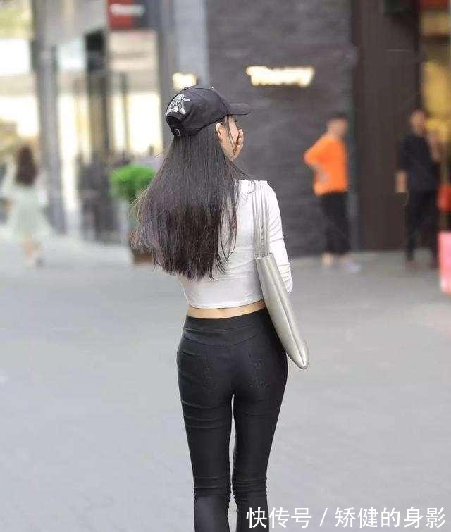 美观|风格多元化的牛仔裤，露出迷人的小臂肌肤，大方美观