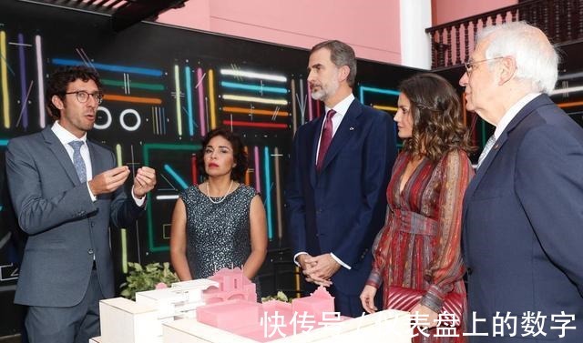 蕾丝|西班牙王后一袭深v红色条纹裙美得高调, 换个发型更有女人味了!