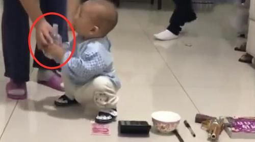 1岁孙子抓周一下就抓住这样东西不放，奶奶看完直呼：完了！