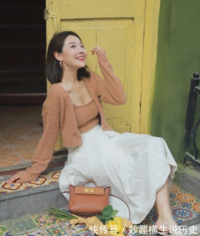 T恤 微胖女生怎么穿才好看西服外套搭配T恤和黑色短裤,显高又显瘦