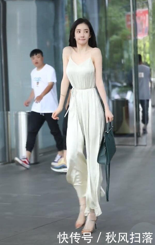 实在不明白,这件“连体裤”到底怎么穿上去的