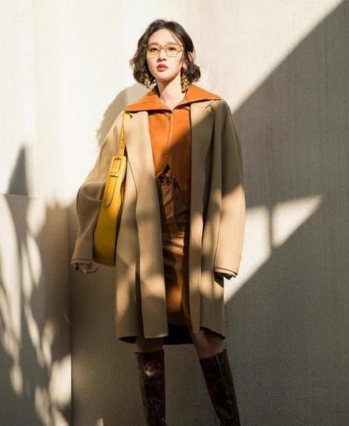 少穿瘦腿裤搭大衣，多穿卫衣+裙装，很减龄