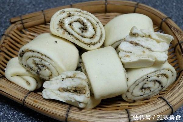  来点“特别”的花卷当早餐，皮上撒芝麻，放花生，满口留香