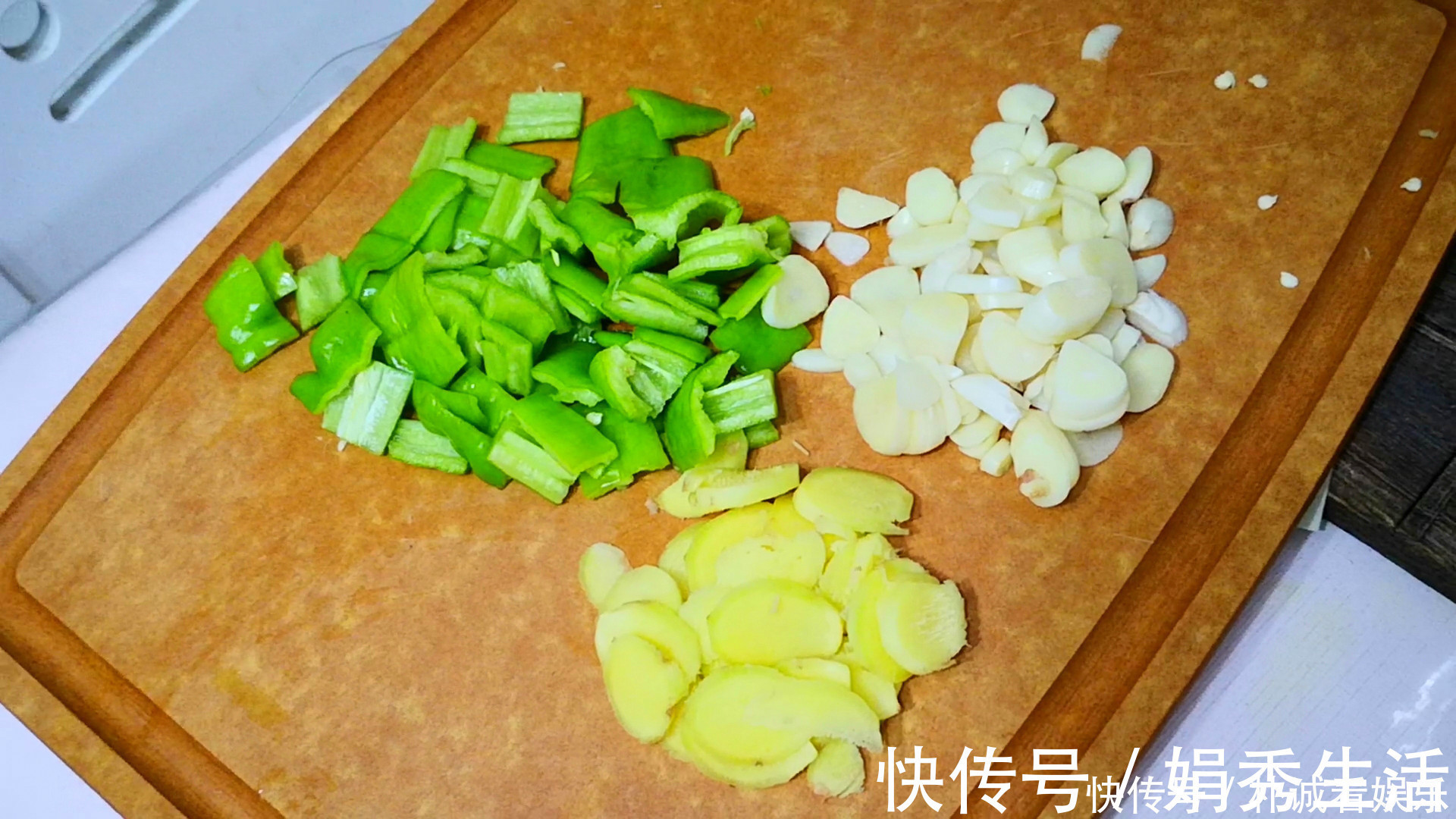 腌黄瓜，最忌直接加盐，难怪黄瓜不脆不入味，大厨如此做才对