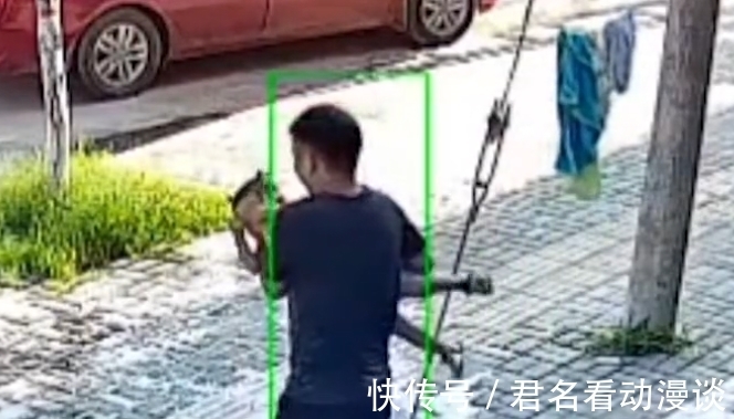 游泳池|河南一爸爸带女儿玩水,不小心走了神,女儿直接跌进水里