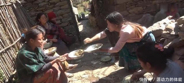一个菜|尼泊尔农村酒席，非常简单，正餐只有一个菜，零食吃鸡肉