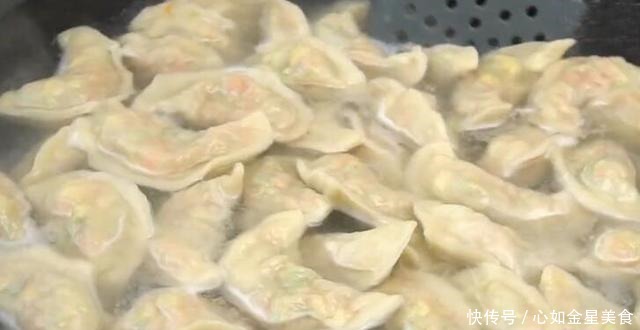 春天,此菜正当季,2块钱一斤,包饺子鲜嫩多汁,比韭菜荠菜馅香!