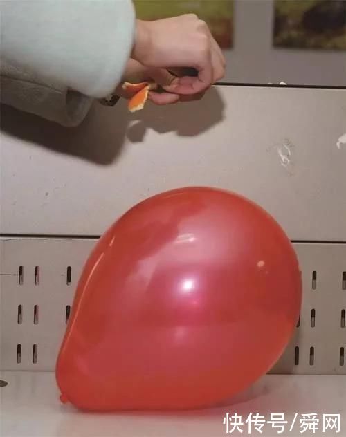 穿着气球走秀的模特，当气球爆炸时，场面美爆了!