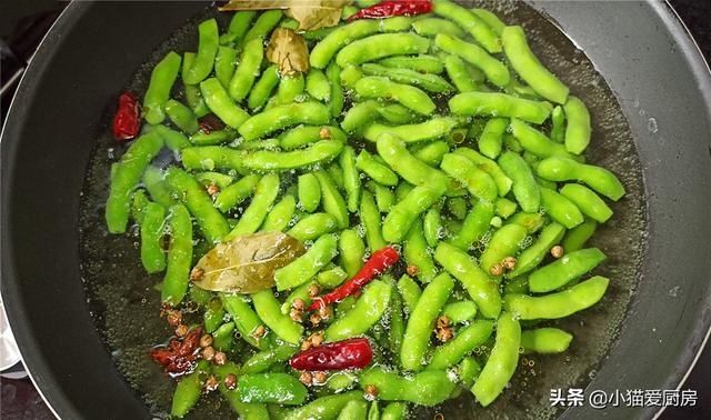 小猫|凉拌毛豆是夏日里不错的小吃，教你正确做法，翠绿好看，鲜嫩入味