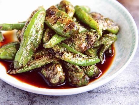 青椒|做虎皮青椒,先放油还是后放油厨师做错了,难怪不起皮还难吃