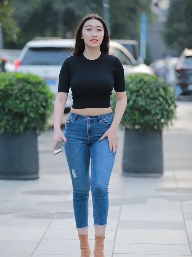 穿这款连衣裙，是一种简单的美，值得借鉴