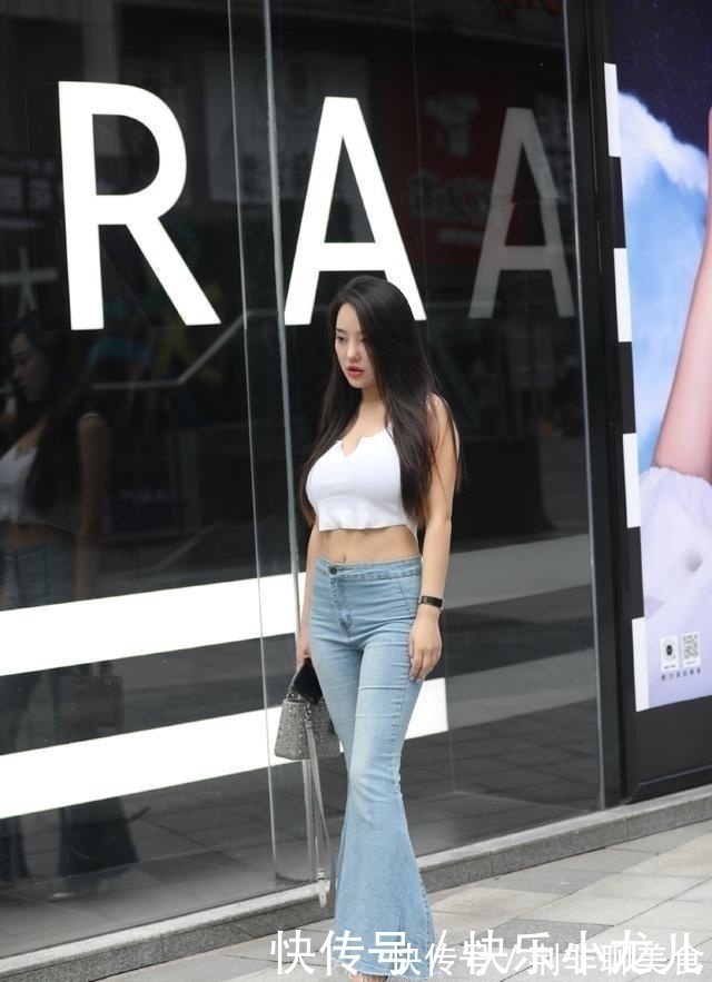 整体搭配|蓝色修身打底裤搭配黑色背心,百搭不挑人,对身材友好