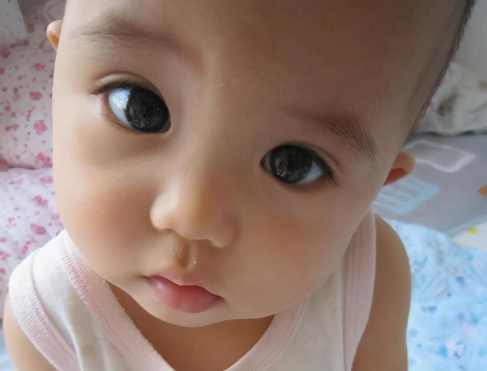 为啥新生儿双眼皮迟迟“不上线”,这3原因是关键,有1种超无奈