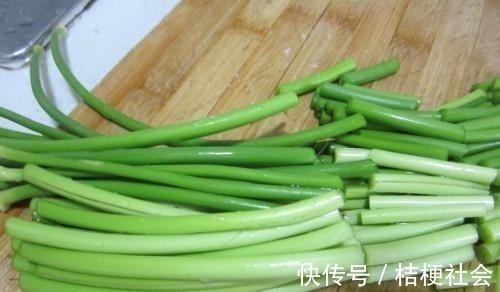 炒蒜苔,一定不要直接下油锅!少了这1步,蒜苔不香不嫩不入味