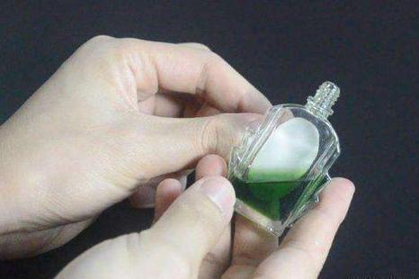 手上粘着502胶水，不用担心，用一个小东西擦一擦，立马干净