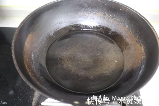 想要猪油熬得洁白,可别小看这碗凉水,熬得又快还有清香味