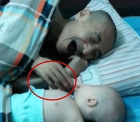 宝宝|100岁太爷爷和外孙第一次见面，一个轮回的对视，网友感动