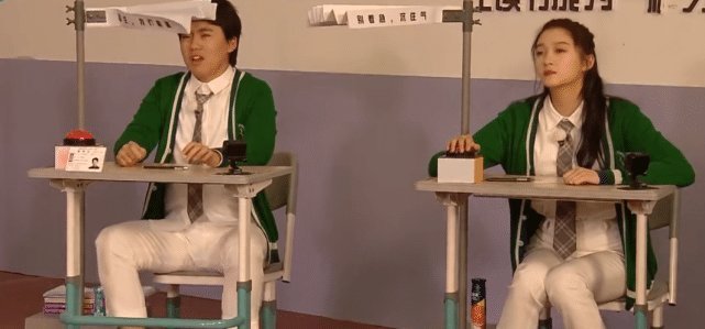 baby关晓彤同时扮学生,两人坐姿看出差距结过婚就是不一样