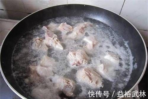 焯水|排骨焯水时，用冷水还是热水？许多人都弄错了，难怪肉质会柴