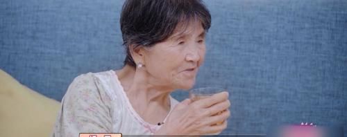 黄圣依给80岁豪门婆婆洗澡 婆媳关系超和谐