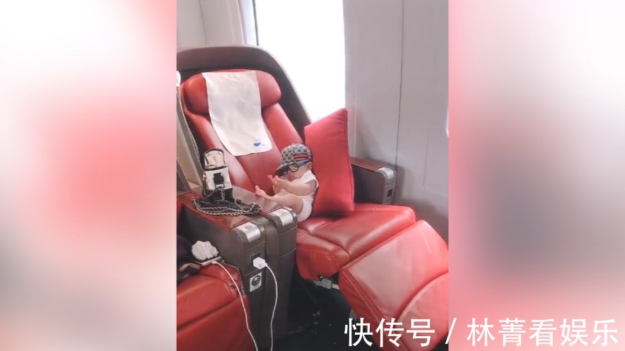 可爱|坐高铁偶遇一个超酷的萌娃,样子太可爱了,就是高铁上最亮的仔