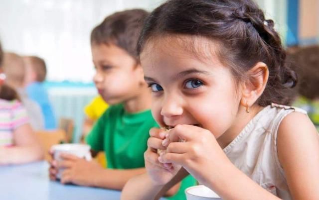 九岁女孩来例假会不会太早,大夫3种东西,一定别给小孩子吃