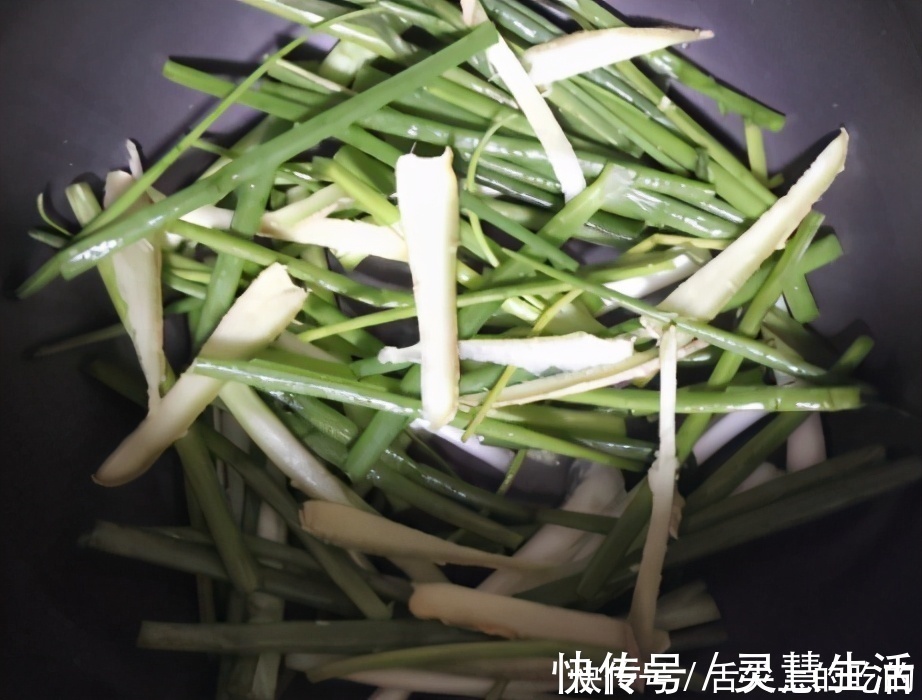 整只鸡丢电饭锅里,不放油不加水,出锅香味四溢还流油,比烤鸡香