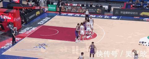 王少杰|剩8秒落后2分,郭士強(qiáng)精妙戰(zhàn)術(shù)攪亂北控防守助廣州打進(jìn)空接絕平球