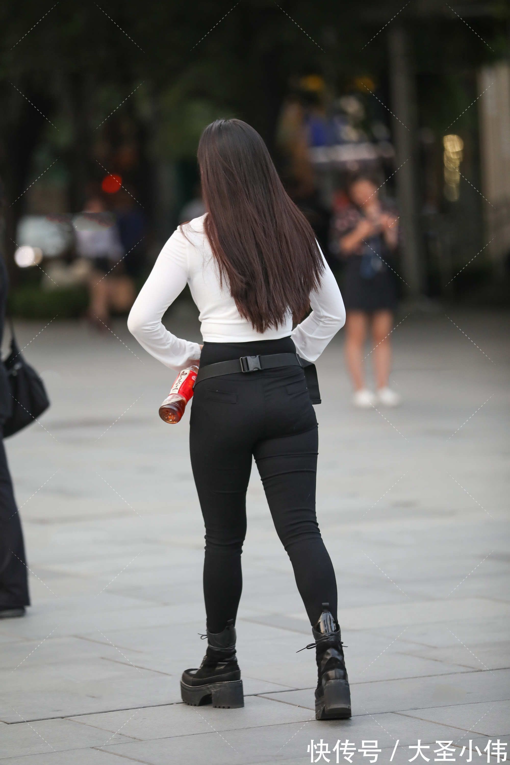 上衣 美女街拍:长袖上衣搭配高腰紧身裤,经典的黑白配,简约时尚还显气质