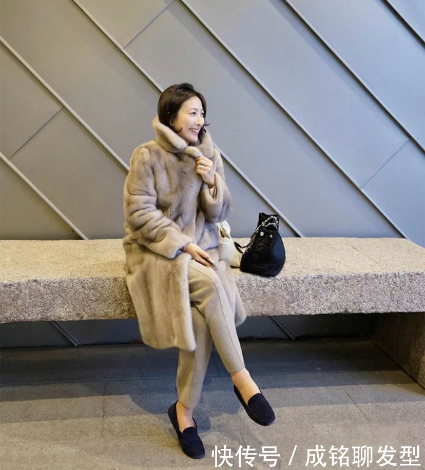 这位50岁的韩国“大妈”超会穿,精致优雅简约大方,减龄又高级