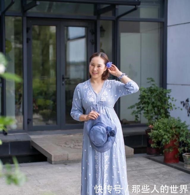 穿搭 这位65岁奶奶的穿搭真养眼,端庄优雅不做作,时尚感不输年轻人!