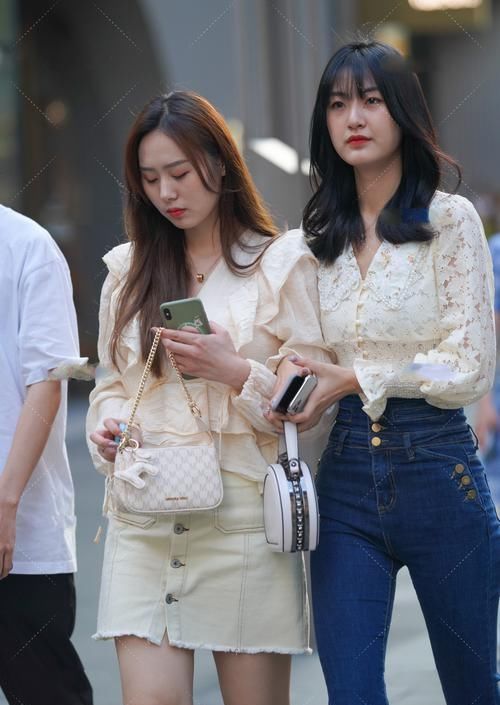 短款上衣搭配高腰阔腿裤，职场穿搭，简约时尚彰显淑女气质