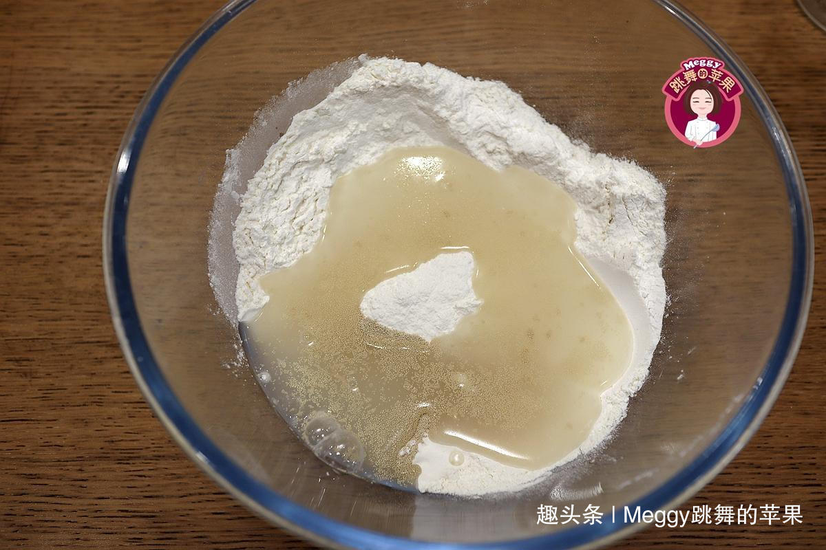 发面|教你做个绣球花卷，又白又嫩又暄软，发面多加一料，面团高又白