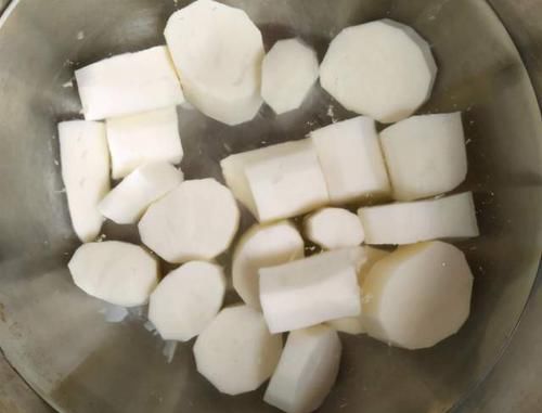 冬天煲鸡汤，多加“1红1白”，三天两头喝一次，滋补营养气色好