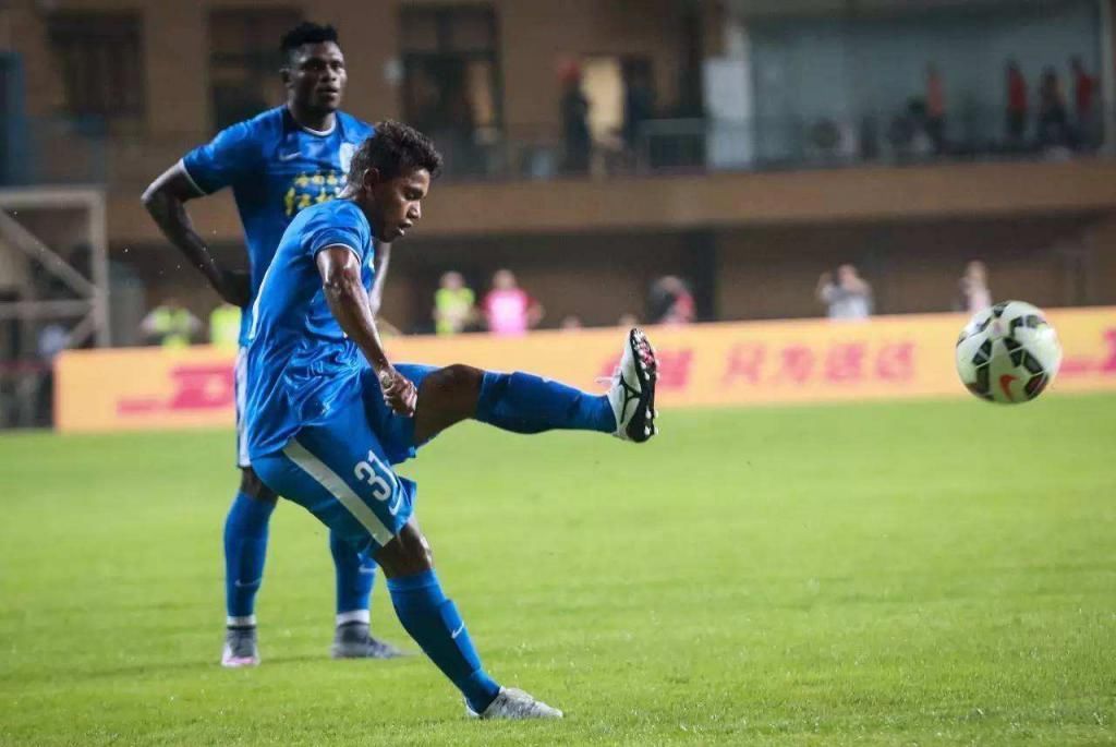 他被称为中场发动机,强烈要求归化加盟