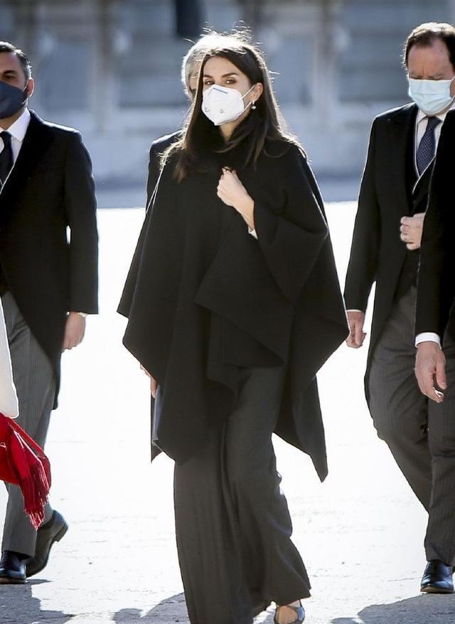 莱蒂齐亚穿黑色斗篷搭灰色裙子, 优雅迷人, 长发飘飘很有淑女范