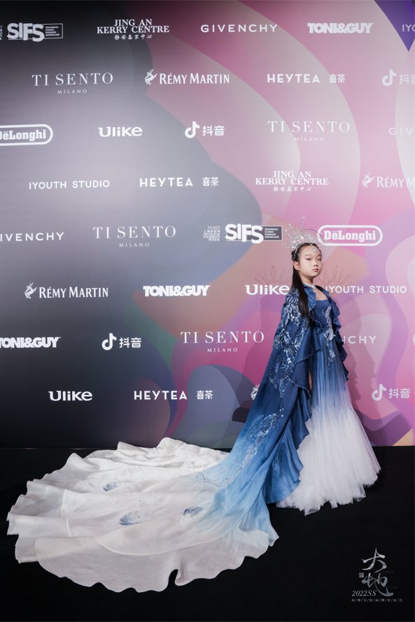 中国文化$熊英2022SS高级女装品牌发布,童模赵马馨茹、王俽冉呈现精彩秀演