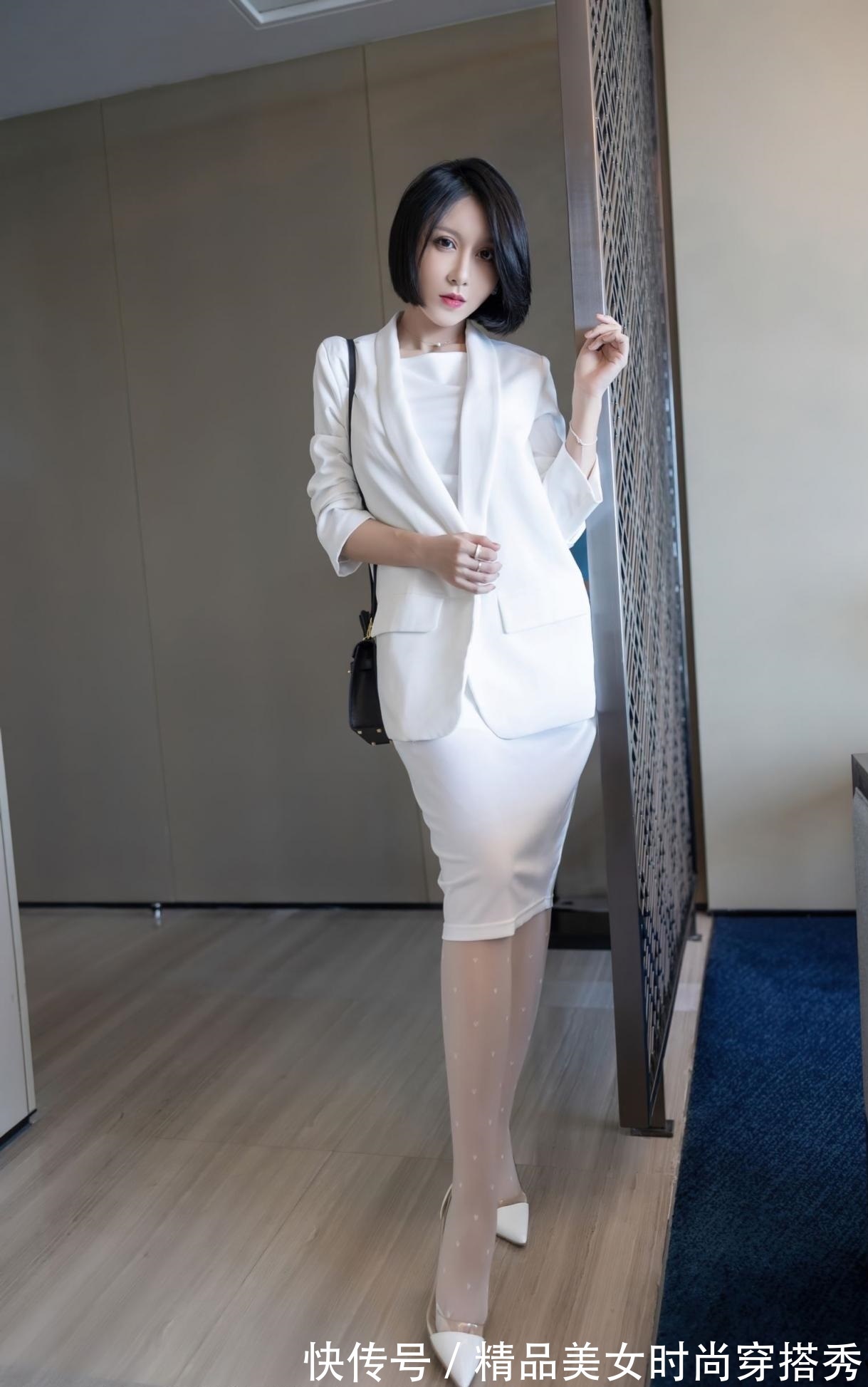 版型 白色的吊带裙搭配白色的西装外套,优雅却又不失干练