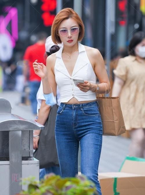 文雅 美女脚上一双尖头的高跟鞋,更是让她看上去十分的有女人味